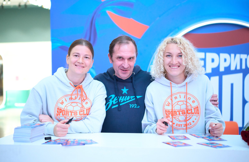 Автограф-сессия и паблик-ток Анастасии Поздеевой и Вероники Куропаткиной на Неделе моды в ТРЦ «Галерея»