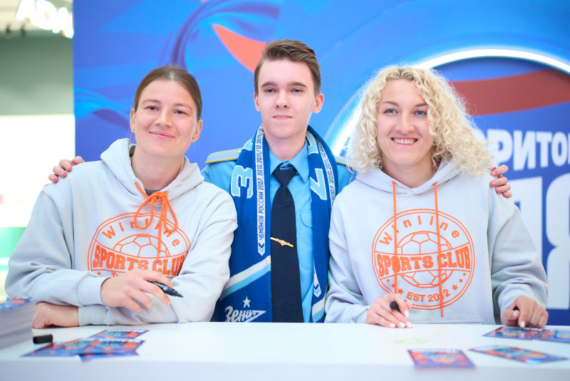 Автограф-сессия и паблик-ток Анастасии Поздеевой и Вероники Куропаткиной на Неделе моды в ТРЦ «Галерея»