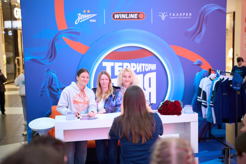 Автограф-сессия и паблик-ток Анастасии Поздеевой и Вероники Куропаткиной на Неделе моды в ТРЦ «Галерея»