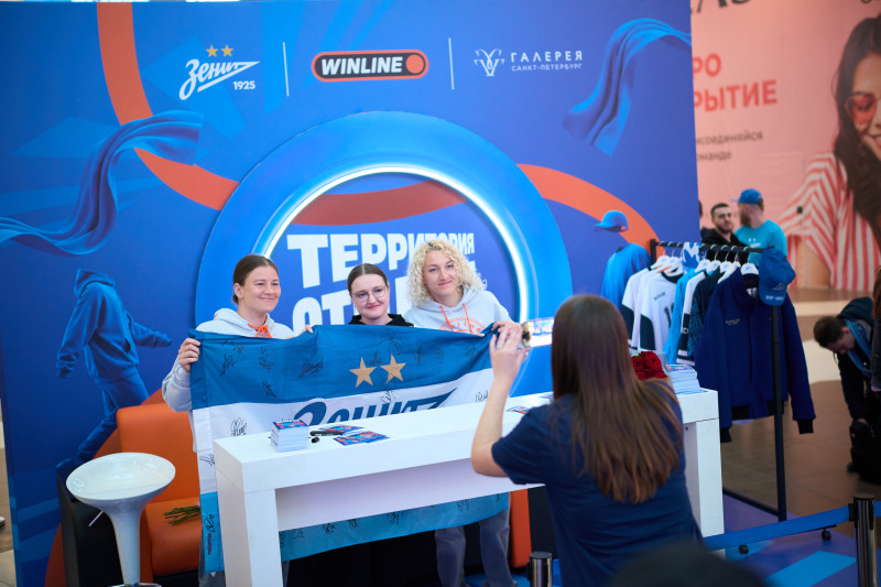 Автограф-сессия и паблик-ток Анастасии Поздеевой и Вероники Куропаткиной на Неделе моды в ТРЦ «Галерея»