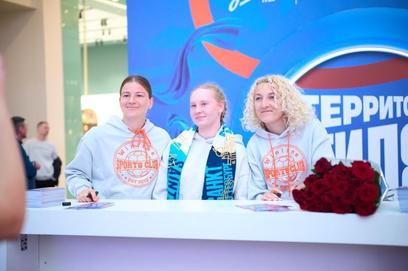 Автограф-сессия и паблик-ток Анастасии Поздеевой и Вероники Куропаткиной на Неделе моды в ТРЦ «Галерея»