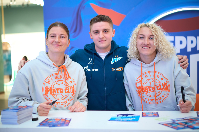 Автограф-сессия и паблик-ток Анастасии Поздеевой и Вероники Куропаткиной на Неделе моды в ТРЦ «Галерея»