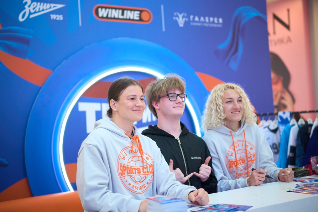 Автограф-сессия и паблик-ток Анастасии Поздеевой и Вероники Куропаткиной на Неделе моды в ТРЦ «Галерея»