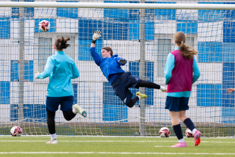 Тренировка женской молодежной команды перед началом сезона 2026