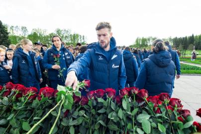 Торжественное возложение цветов женскими командами «Зенит» на Пискаревском мемориале