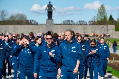 Торжественное возложение цветов женскими командами «Зенит» на Пискаревском мемориале