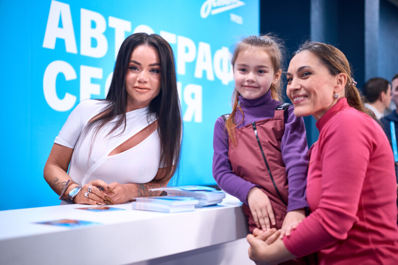 Автограф-сессия Бьянки на Фан-Променаде перед матчем с «Динамо» (Мх)
