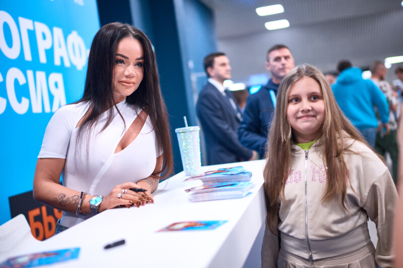 Автограф-сессия Бьянки на Фан-Променаде перед матчем с «Динамо» (Мх)