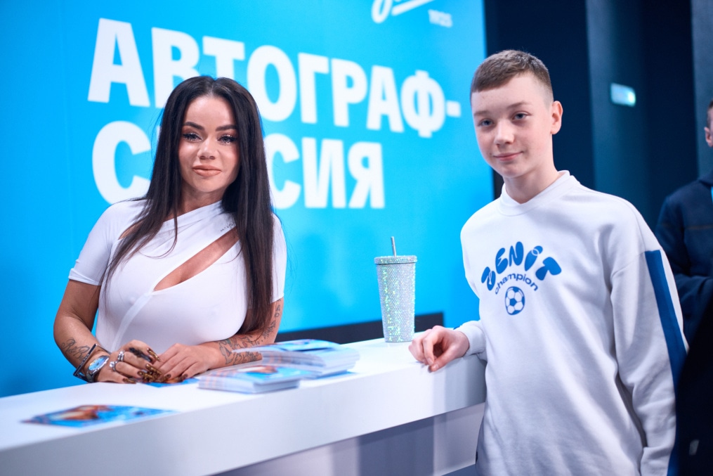 Автограф-сессия Бьянки на Фан-Променаде перед матчем с «Динамо» (Мх)