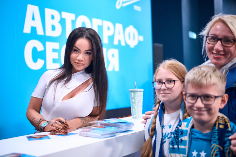Автограф-сессия Бьянки на Фан-Променаде перед матчем с «Динамо» (Мх)