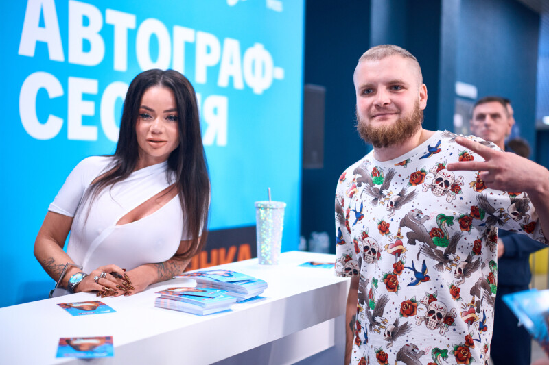 Автограф-сессия Бьянки на Фан-Променаде перед матчем с «Динамо» (Мх)